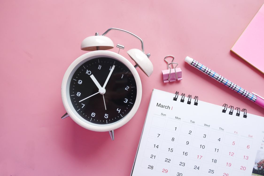 Jam weker dan kalender, simbol menetapkan batas waktu bermain slot