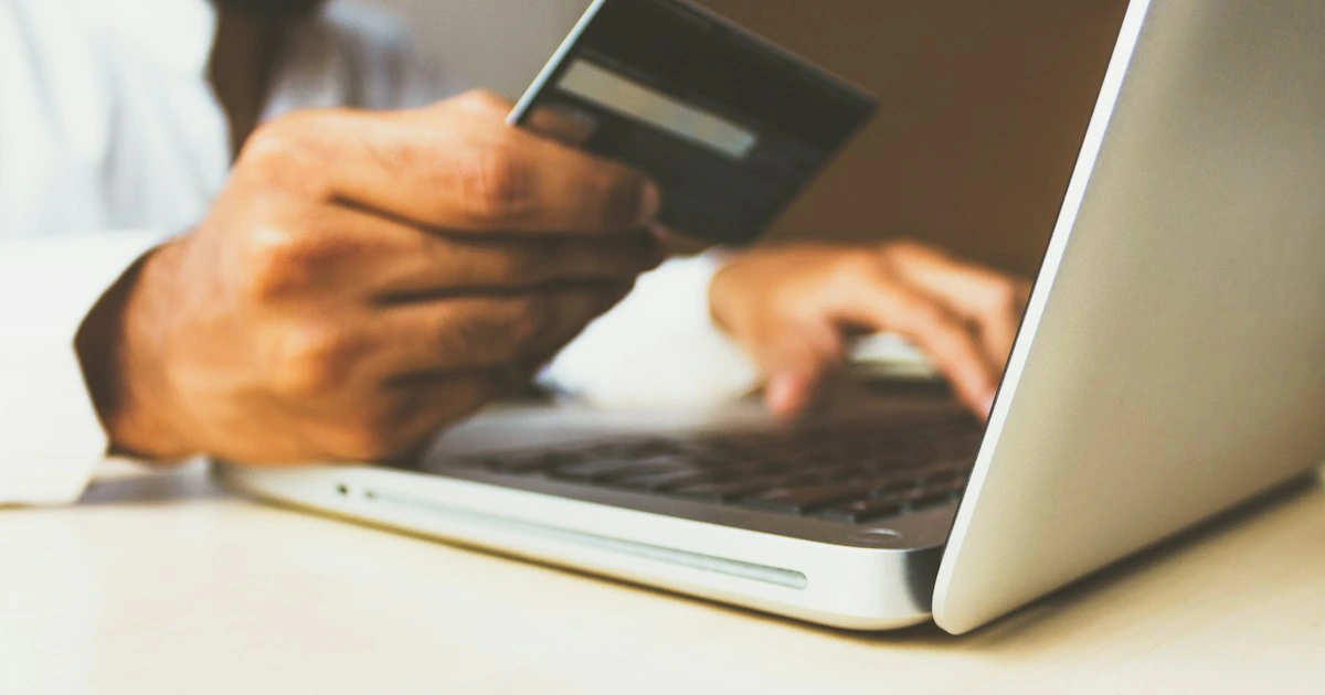 Aplikasi mobile banking pada layar smartphone untuk transfer uang