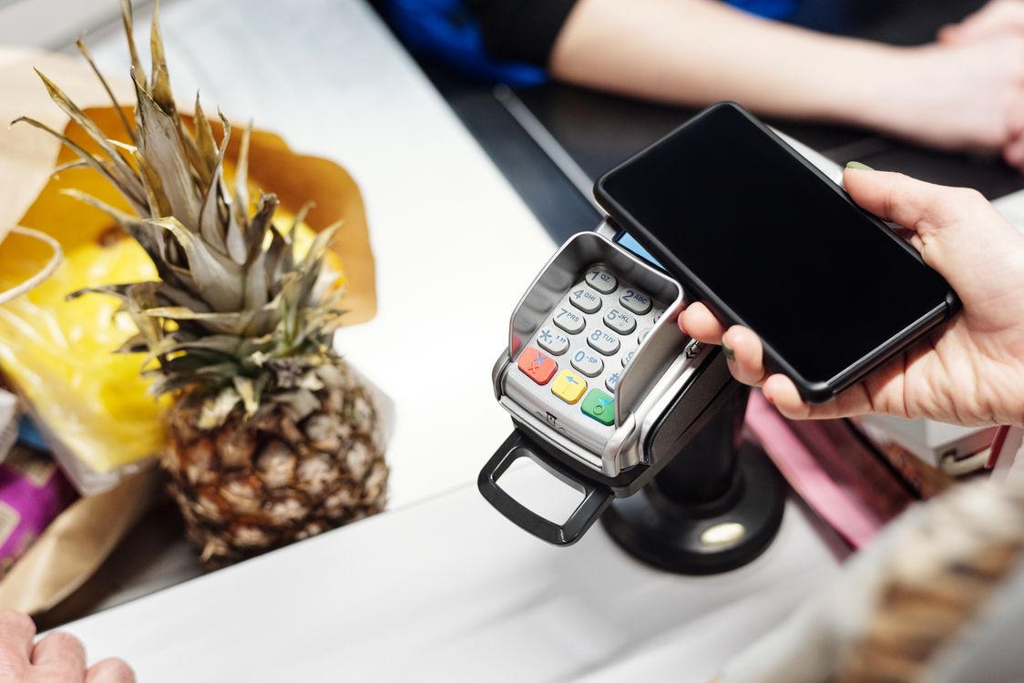 Pelanggan membayar dengan smartphone menggunakan teknologi pembayaran digital