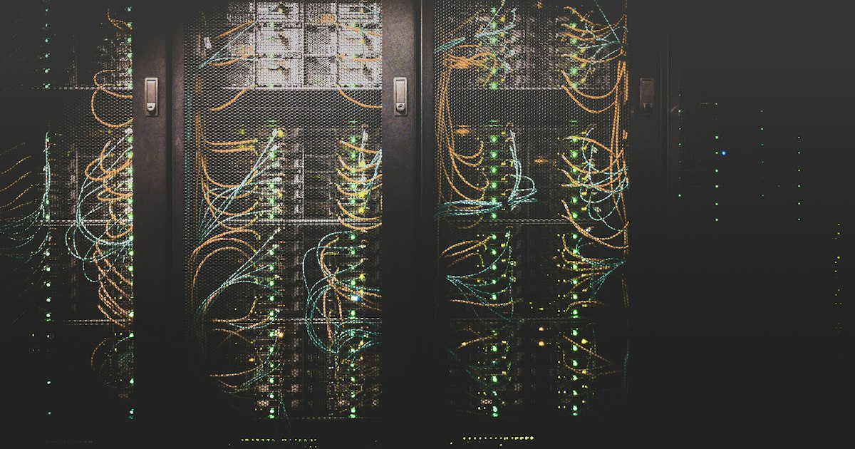 Ruang server dengan kabel jaringan dan lampu indikator