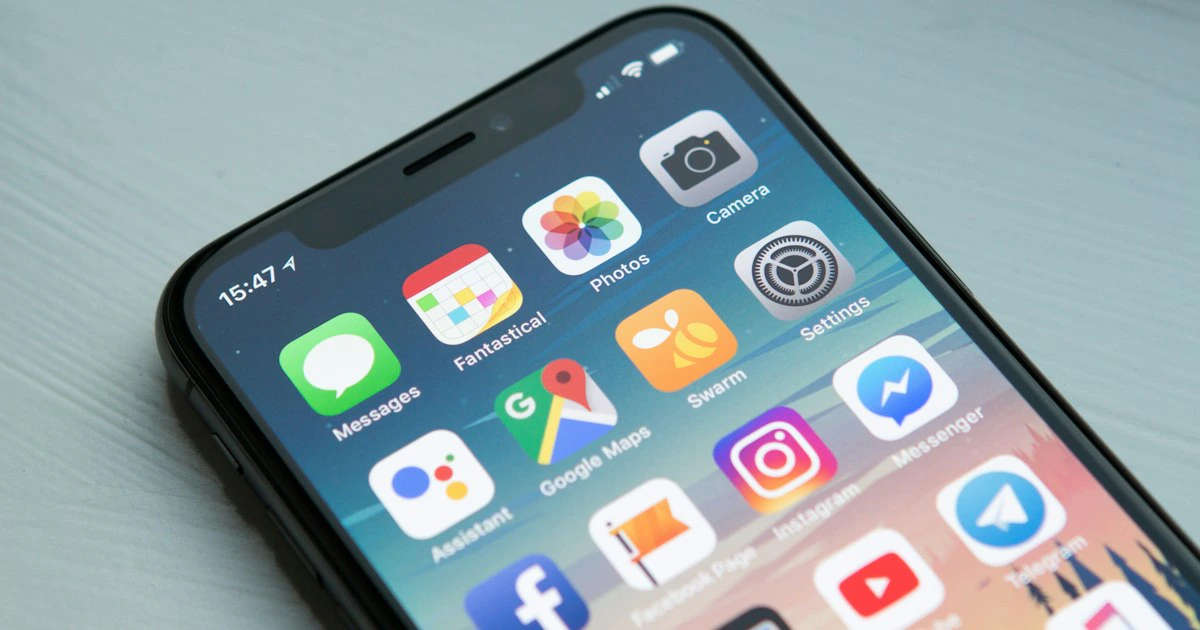 Seseorang membuka ponsel untuk menjelajah internet dalam cahaya redup
