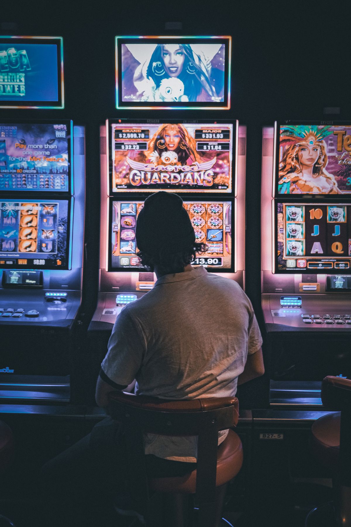 Pemain menikmati permainan slot di kasino pada malam hari