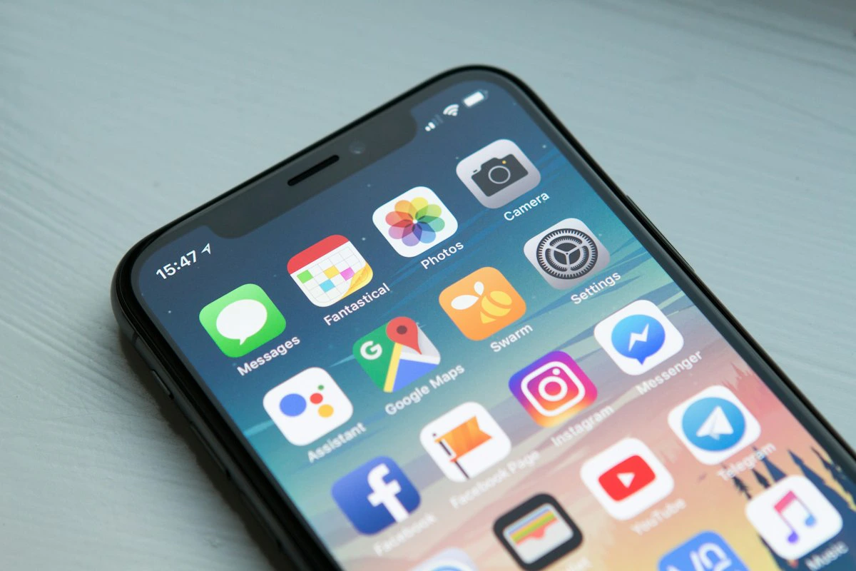 Seseorang menggunakan smartphone untuk membuka aplikasi