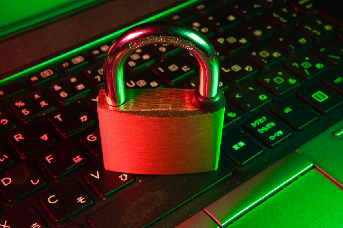 Gembok merah di atas keyboard laptop sebagai simbol keamanan akun online